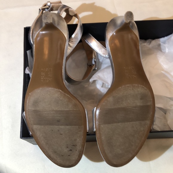 Natralizer Trinda Silver leather, heal approx 2” - Picture 4 of 10